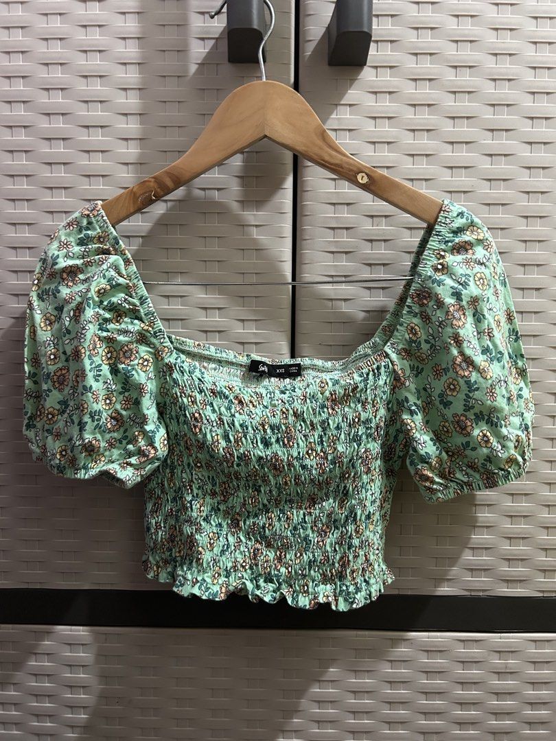 Puff Crop top (Category: Others Tops) located in San Jose. Submitted by abbsc. (Listing ID 1456701779, Image 1). Description: Worn once Very comfy to wear Cotton in fabric.
