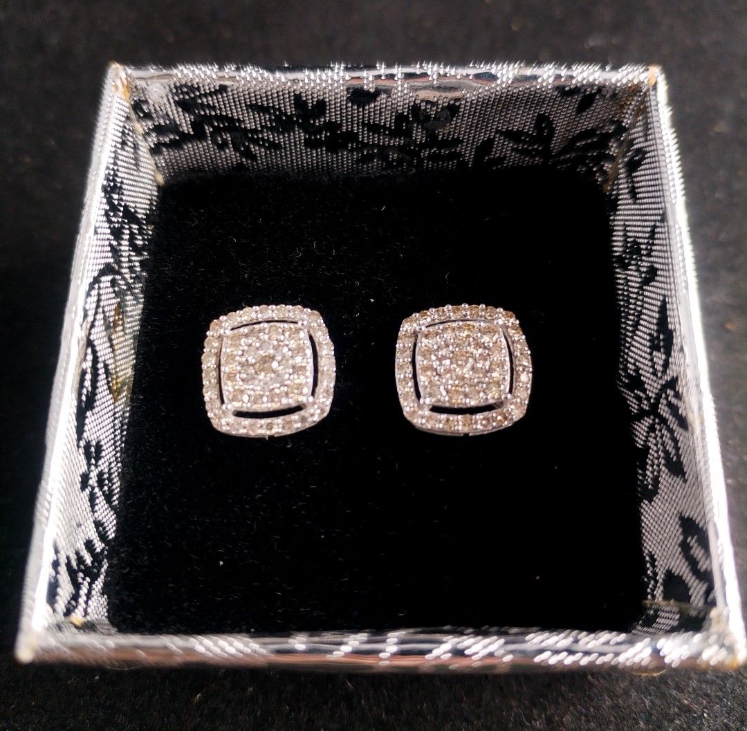 Real diamond earrings - Éclat Royale (Category: Earrings) located in San Juan City. Submitted by exclusivelyours (Listing ID 1456692723, Image 3). Description: Real diamonds Éclat Royale Stud earrings 1.00 carat, 18k white gold.