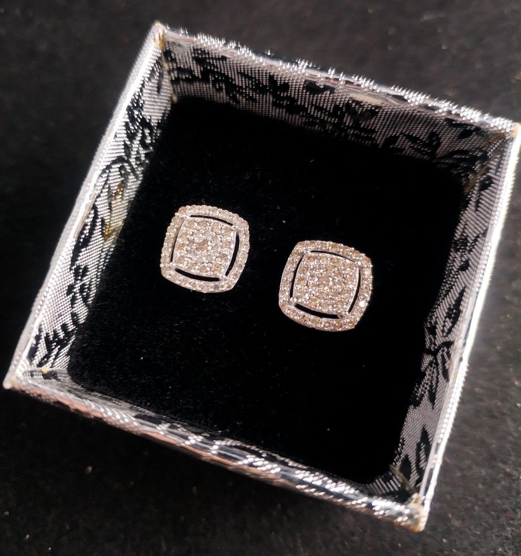 Real diamond earrings - Éclat Royale (Category: Earrings) located in San Juan City. Submitted by exclusivelyours (Listing ID 1456692723, Image 1). Description: Real diamonds Éclat Royale Stud earrings 1.00 carat, 18k white gold.
