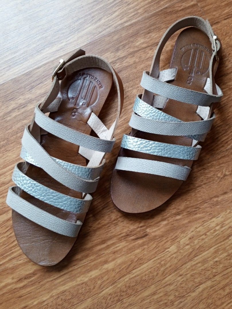 RENEGADE FOLK British Summertime Size 8 (Category: Flats & Sandals) located in Lucena. Submitted by declutter.lc (Listing ID 1456654864, Image 1). Description: RENEGADE FOLK British Summertime S 8 Strappy Silver Cream Sandals Seldom Used RFS: Nakatabi na lang ; I have other color of this style/design 💰 MOP: GCash ‎📦 Shipping fee is shouldered by the buyer. ‎🚚 Courier: J&T Express (Nationwide shipping) 📩 for more details/inquiry. ‎.