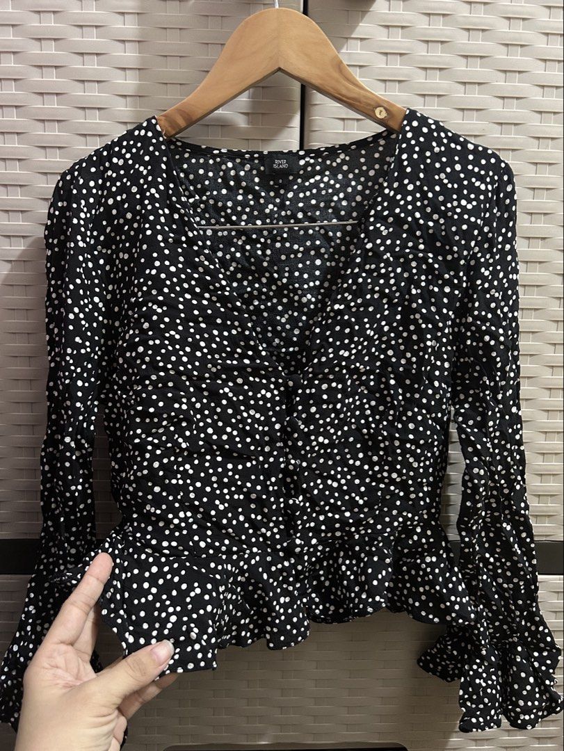 River Island top (Category: Longsleeves) located in San Jose. Submitted by abbsc. (Listing ID 1456652594, Image 1). Description: Catch a sophisticated look with this lovely top. Great for formal and casual wear.
