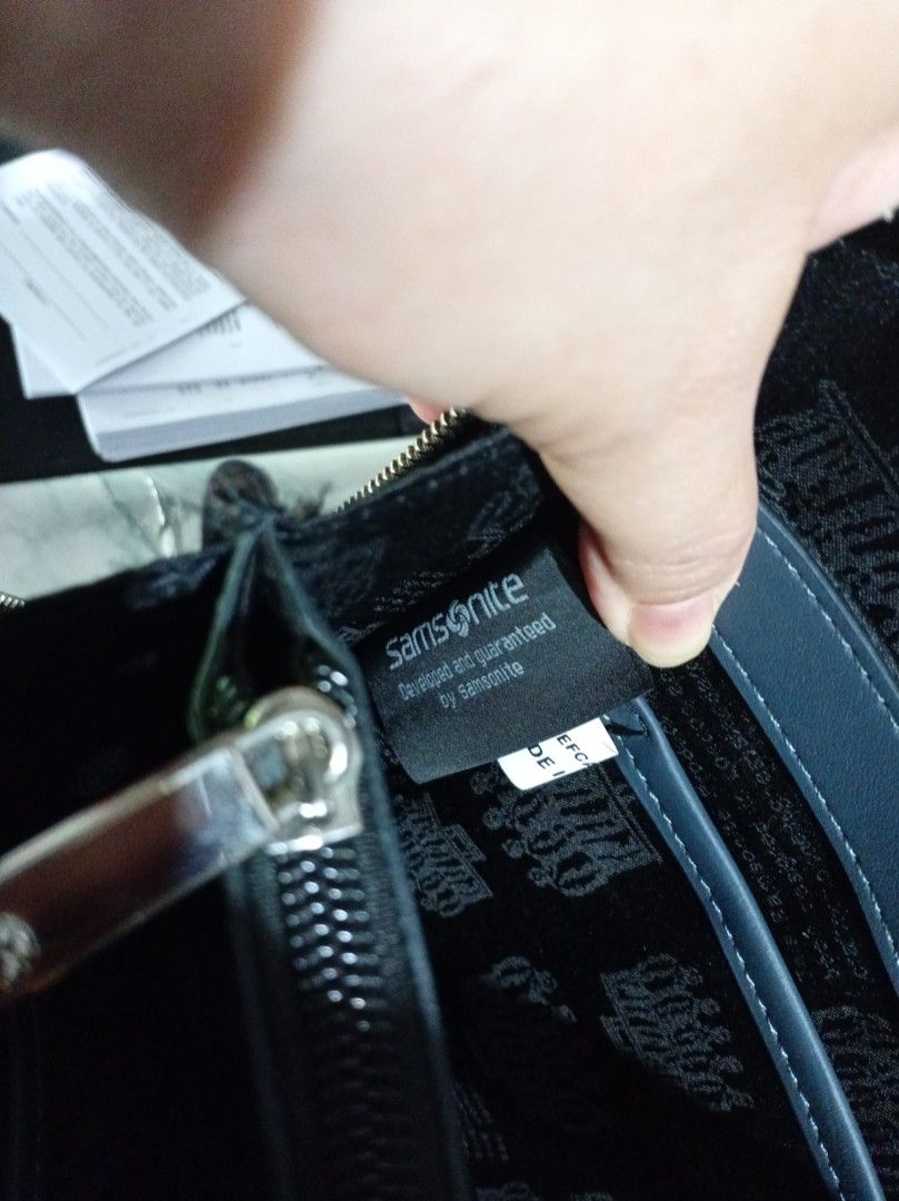 Samsonite Leather Briefcase (Category: Briefcases) located in Las Pinas. Submitted by jaziyah4 (Listing ID 1456649201, Image 3). Description: - Genuine 100% leather exterior -original samsonite briefcase/laptop bag 15.6" - 100% polyester interior - Main zip compartment - Internal pockets - Ideal for work or travel - Clean and simple design -color: navy blue - with minor scratches -issue no shoulder strap included.