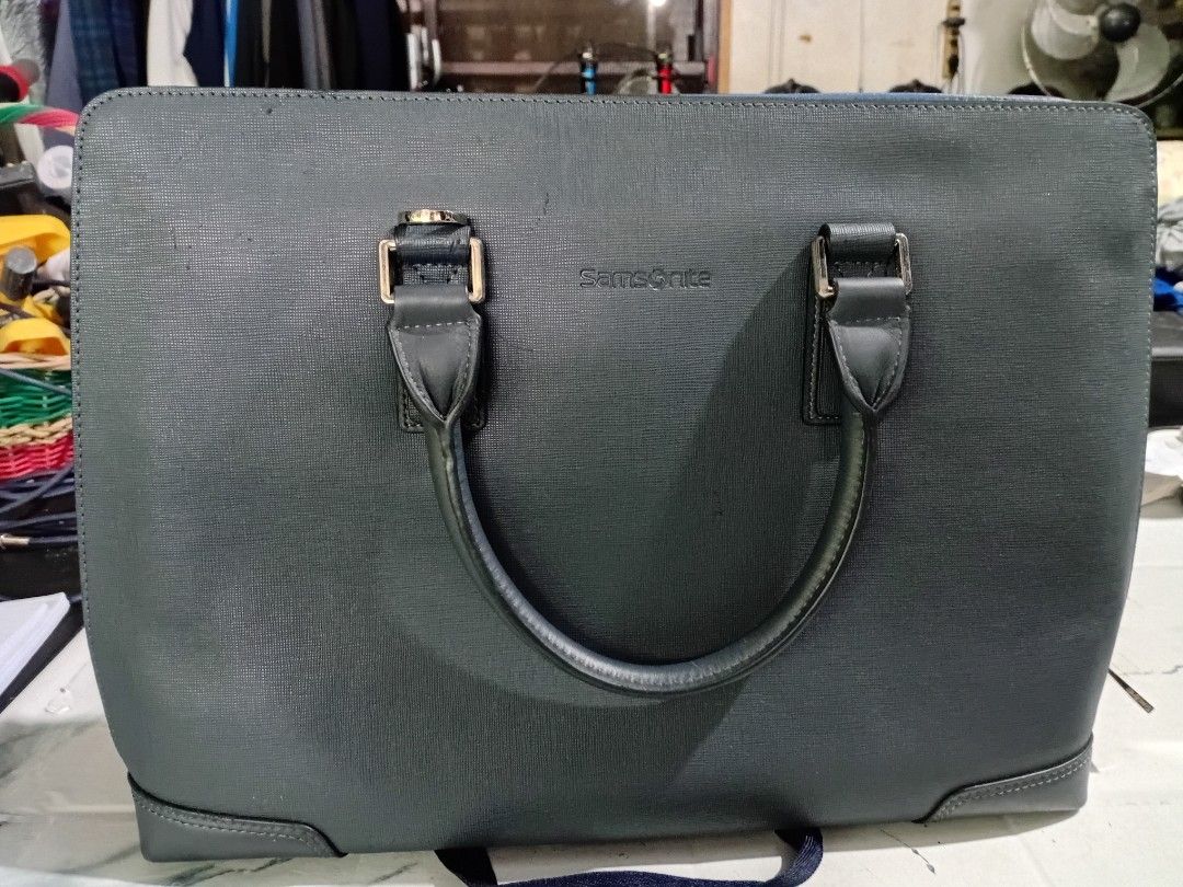 Samsonite Leather Briefcase (Category: Briefcases) located in Las Pinas. Submitted by jaziyah4 (Listing ID 1456649201, Image 1). Description: - Genuine 100% leather exterior -original samsonite briefcase/laptop bag 15.6" - 100% polyester interior - Main zip compartment - Internal pockets - Ideal for work or travel - Clean and simple design -color: navy blue - with minor scratches -issue no shoulder strap included.
