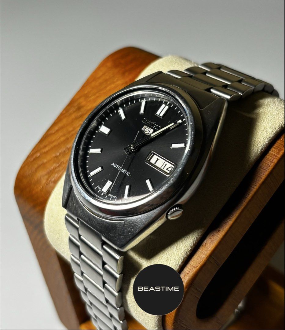 Seiko SNXS79 (Category: Men's Watches) located in Manila. Submitted by beastimebycaloy (Listing ID 1456778551, Image 1). Description: WATCH DETAILS • Movement: 7S26 Automatic • Case Size: 37 mm / Open case back • Dial: Dark Charcoal / Roman Day Date display • Crystal: Hardlex • Power Reserve: Approx. 40 hrs INCLUSION: ✅ Replacement Box CONDITION ⌚️Good condition 8.5/10 ⌚️PRE-OWNED AUTHENTIC ⌚️All original parts ⌚️Complete links 📍LOC: RIZAL/PASIG