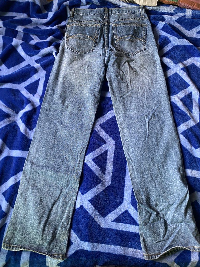 SEMTRI JEANS Light Wash Flared Denim Jeans (Category: Jeans) located in Caloocan City. Submitted by lienzonius (Listing ID 1456677774, Image 3). Description: - SEMTRI JEANS light wash denim - Classic five-pocket design - Button and zip fly closure - Flared leg opening - Ideal for everyday casual wear.