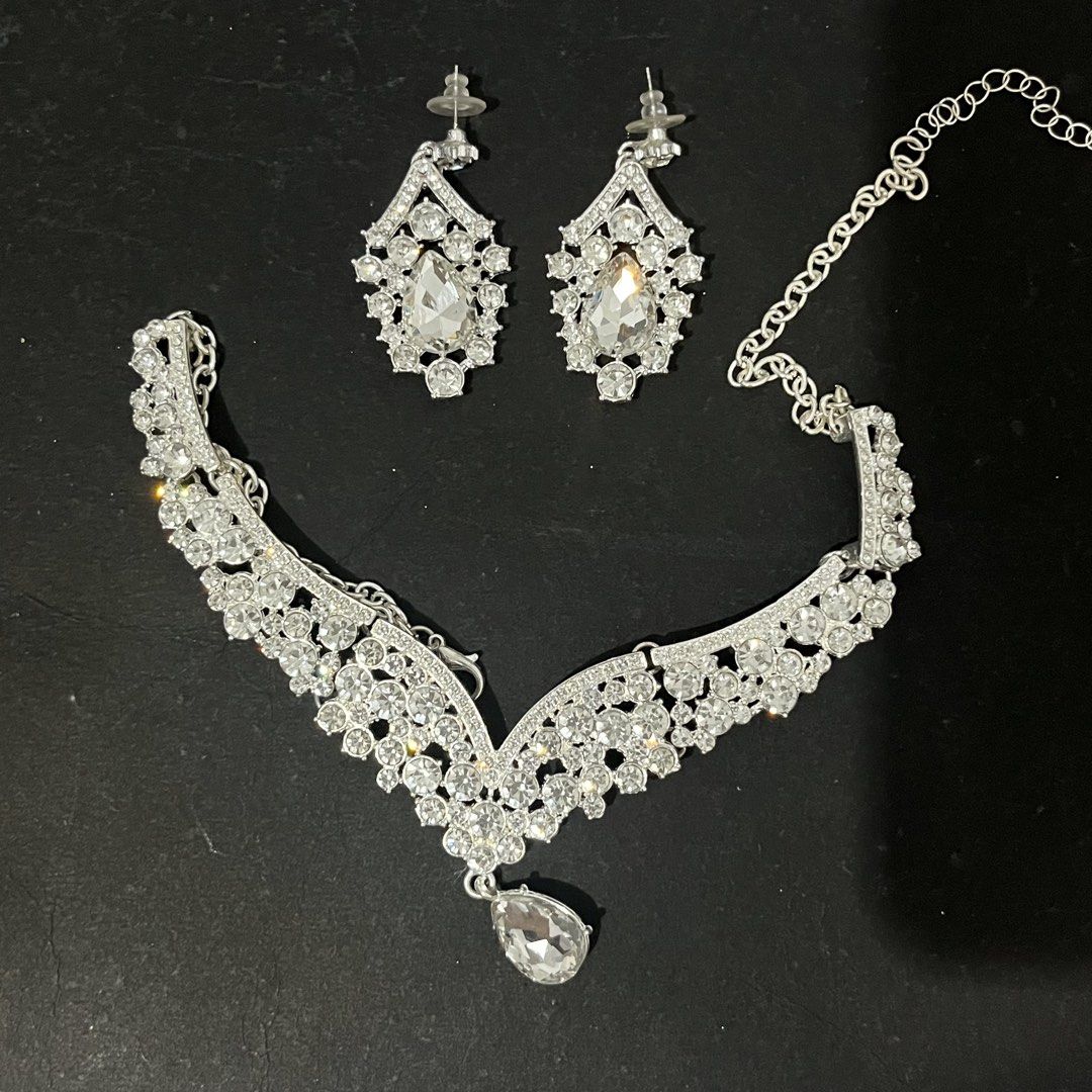 SHEIN Diamond Necklace and Earrings Set (Category: Necklaces) located in San Jose. Submitted by kadaquilaan (Listing ID 1456685591, Image 2). Description: Loc: San Jose, Nueva Ecija RFS: Used already.
