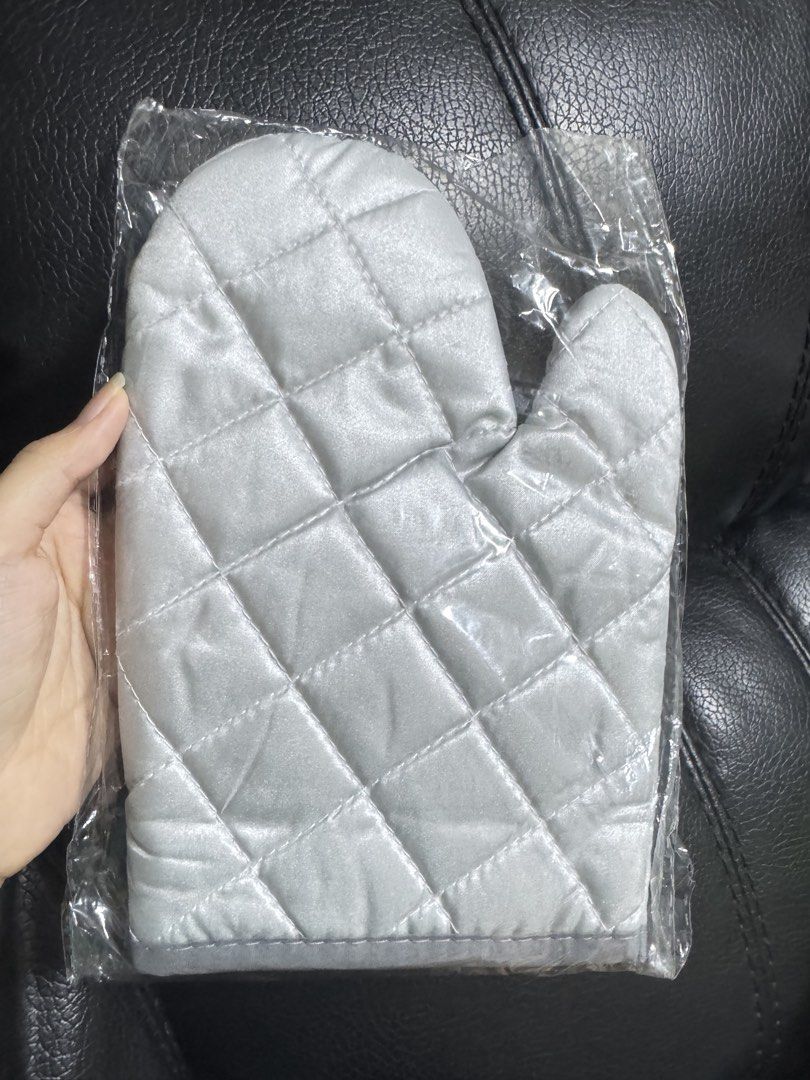 Silver Brand New Kitchen Gloves Pot Holder (Category: Towels, Napkins & Holders) located in Manila. Submitted by shermaineg (Listing ID 1456725841, Image 1). Description: .