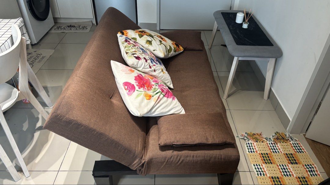 SOFA (Category: Sofas) located in Kuala Lumpur. Submitted by mohammedwaheid (Listing ID 1456617381, Image 3). Description: It’s a good sofa with all the pieces and the belongs.