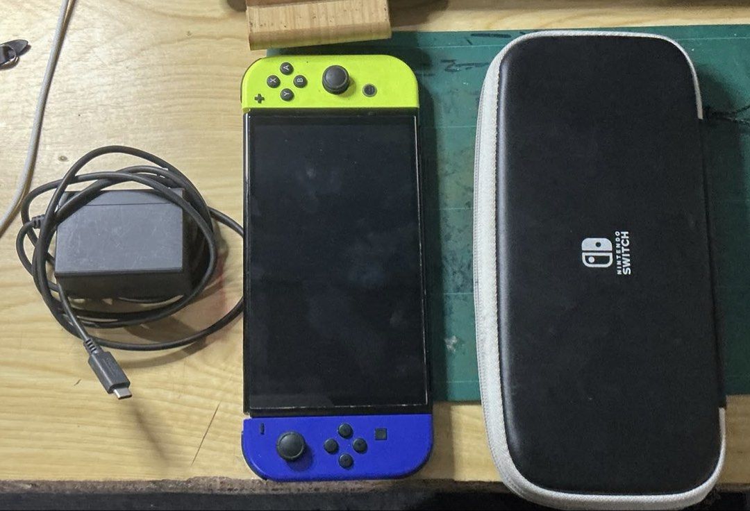 由 a09010362982557 (刊登 ID 1456725533，圖片 1) 提交，位於 台北市 (Taipei) 的 switch oled (類別：Nintendo 任天堂)，說明：手把有換過 可議價。