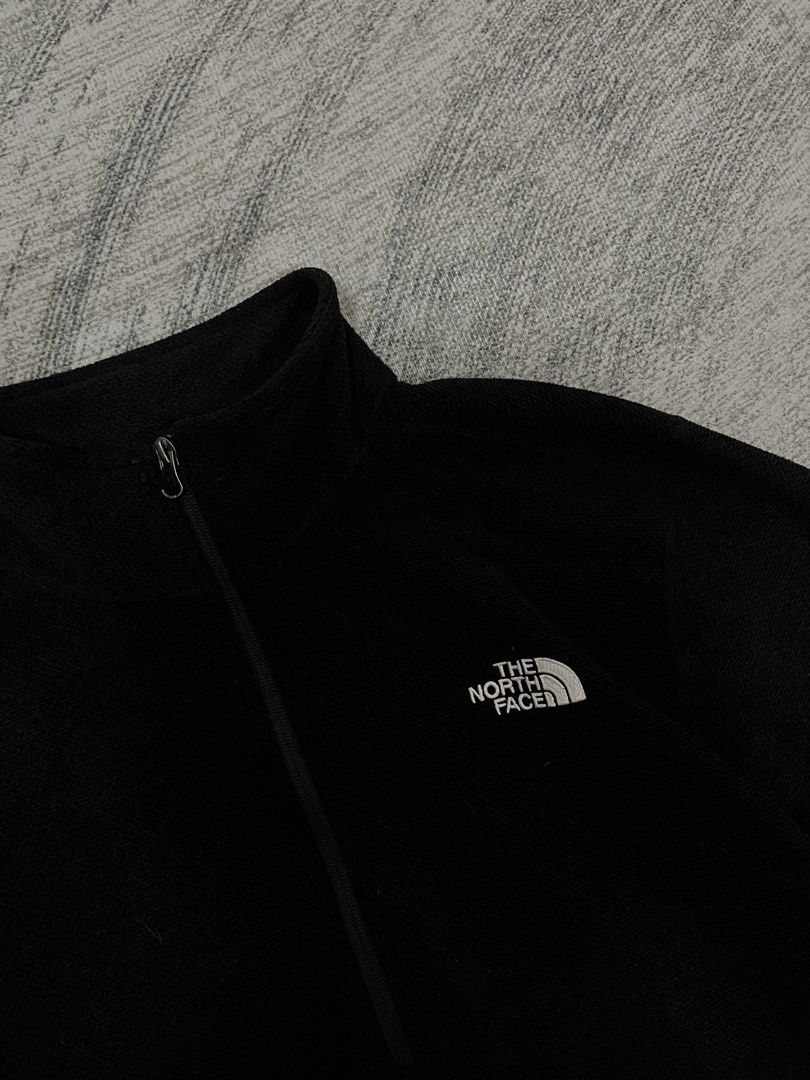 The North Face Black Fleece Half Zip Pullover (Category: Coats, Jackets and Outerwear) located in Manila. Submitted by lesterrrrrr (Listing ID 1456731272, Image 3). Description: - Classic black fleece pullover from The North Face - Features a half-zip neckline - Iconic embroidered logo on the chest - Made from soft, warm fleece material - Ideal for layering in cold weather or casual wear - Easy to style and comfortable.