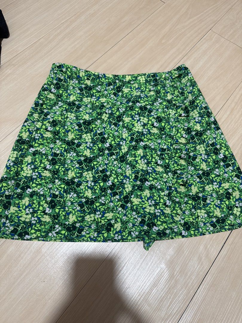 Topshop Floral Mini Skirt (Category: Skirts) located in Manila. Submitted by sumisloveditems (Listing ID 1456772675, Image 1). Description: Topshop Petite green floral mini skirt size: XS can fit upto S, waistline:26 inches ₱200 Mode of payment: Gcash Gotyme Mode of delivery: J&T SDD.