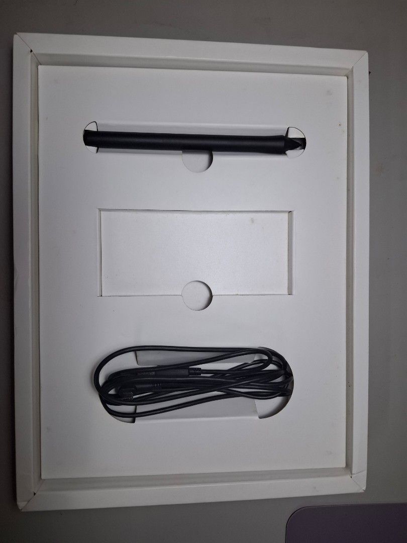 Wacom Intuos Creative Pen Tablet Bluetooth (Medium) (Category: Other Accessories) located in Manila. Submitted by nicholasm87510 (Listing ID 1456715172, Image 2). Description: Wacom Intuos drawing tablet bluetooth (medium) - Includes pen and cable - Box included .