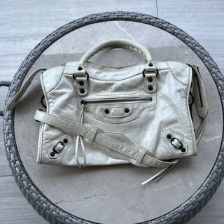 (Category: ) located in . Submitted by chic.botique (Listing ID 1456683502, Image 1). Description: .