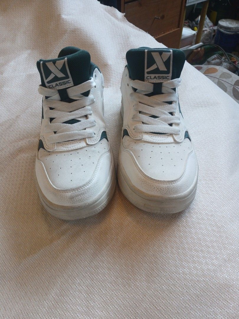 XTEP Classic White and Green Sneakers (Category: Sneakers) located in Manila. Submitted by bonifacioc73501 (Listing ID 1456639971, Image 1). Description: - White and green XTEP sneakers - Classic low-top style - Lace-up closure - Perfect for everyday wear - Shows some signs of use on soles and edges (please check photos for details).
