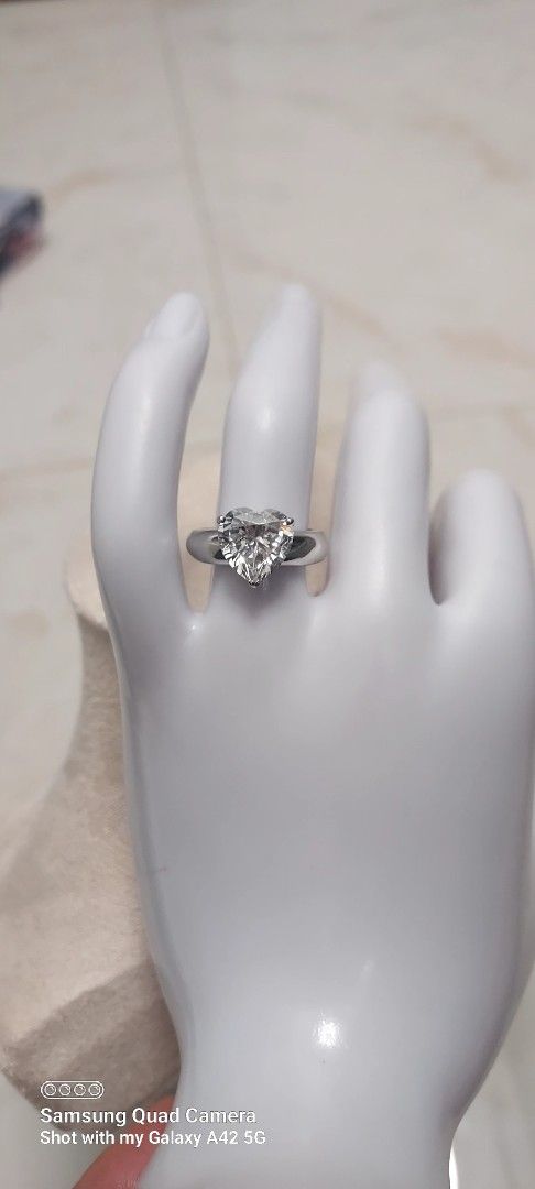 18k Heart Shape Diamond Ring 5.5g （分類：戒指）位於 Hong Kong。 由 boldflower_7c903b 提交（商品編號 1456852778，圖片 1）。簡介： 18k heart moisannite ring size 16。