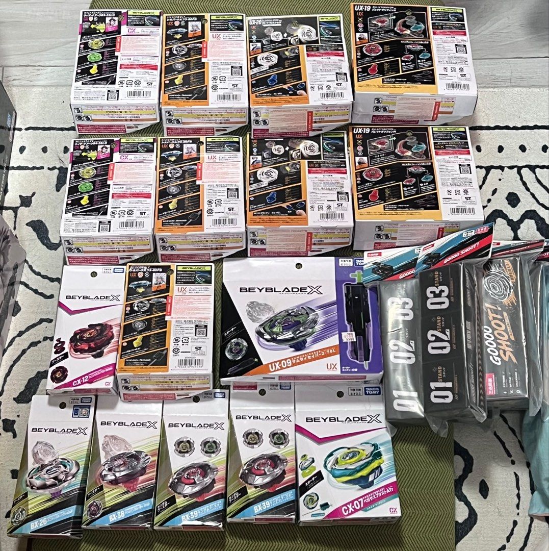 優惠價放爆旋陀螺22盒及收納盒（ UX-08 / UX-09 / UX-17 / UX-19 / UX-20 / CX-02 / CX-07 / CX-12 / BX-16 / BX-19 / BX-26 / BX-38 / BX-39 / 3個裝陀螺收納盒 （分類：動作及對戰玩具）位於 Hong Kong。 由 tata_chan 提交（商品編號 1456834044，圖片 2）。簡介： 所有價錢在圖片內，有貼紙嘅就係行版，其他就係日版，全新未開。。