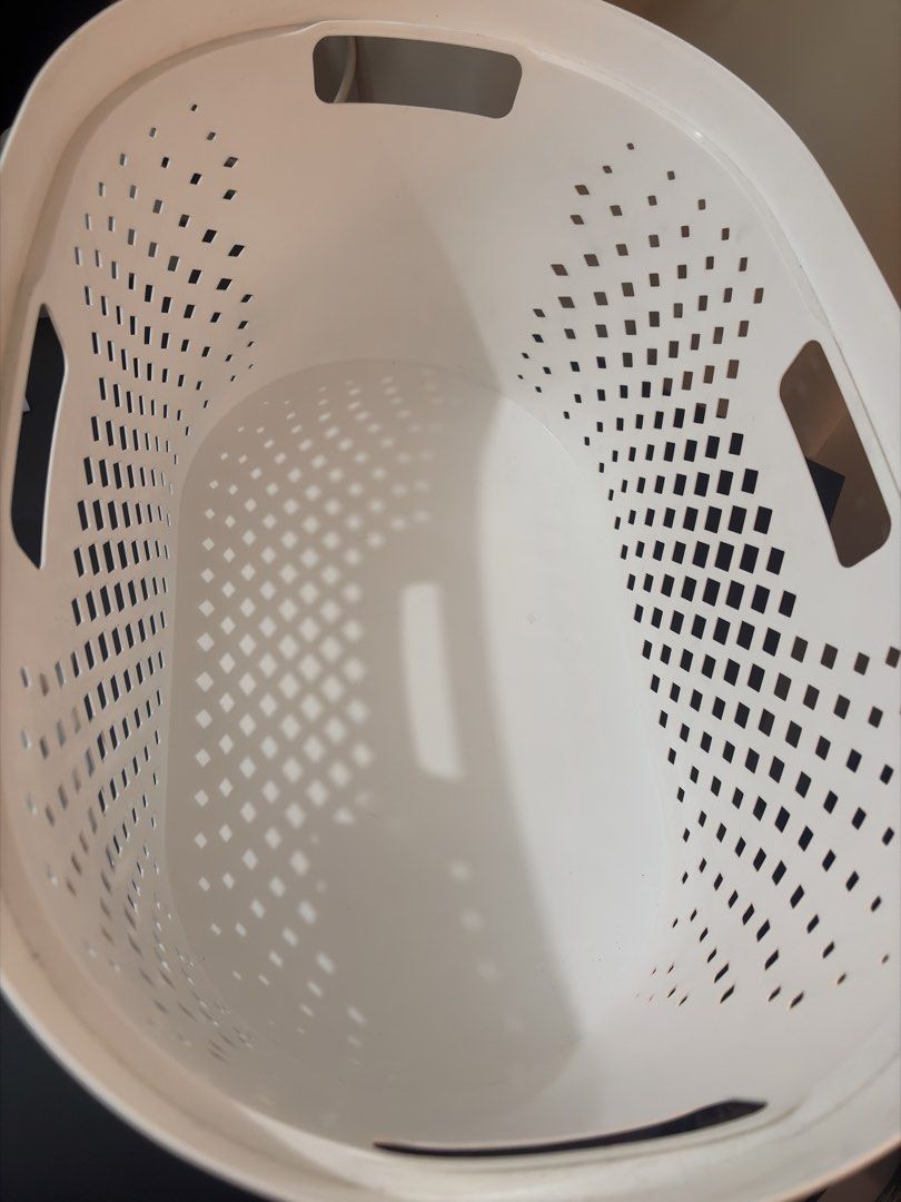 38L oval laundry basket (Category: Laundry Baskets) located in Valenzuela. Submitted by andreaaah (Listing ID 1456882166, Image 2). Description: 39W x 57L x 26H cm Clorox brand. Original is price is ₱699. No issue..