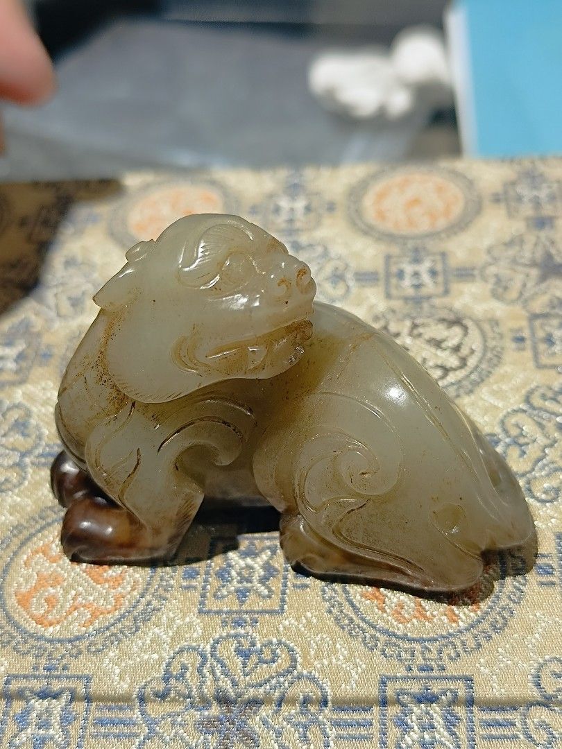 古王 （分類：復古收藏品）位於 Hong Kong。 由 whkauction 提交（商品編號 1456876111，圖片 3）。簡介： 各位玉石愛好者注意啦呢件「古王」擺件真係好有氣勢，手工雕刻得非常精緻，睇得出係一件有心思嘅藝術品佢嘅玉石質地溫潤，帶有天然嘅色澤同紋理，仲有啲歲月嘅痕跡，更加顯得佢獨特同有故事感無論係擺喺屋企定係辦公室，都絕對係一個吸睛嘅裝飾品，為你嘅空間增添一份古雅嘅韻味。