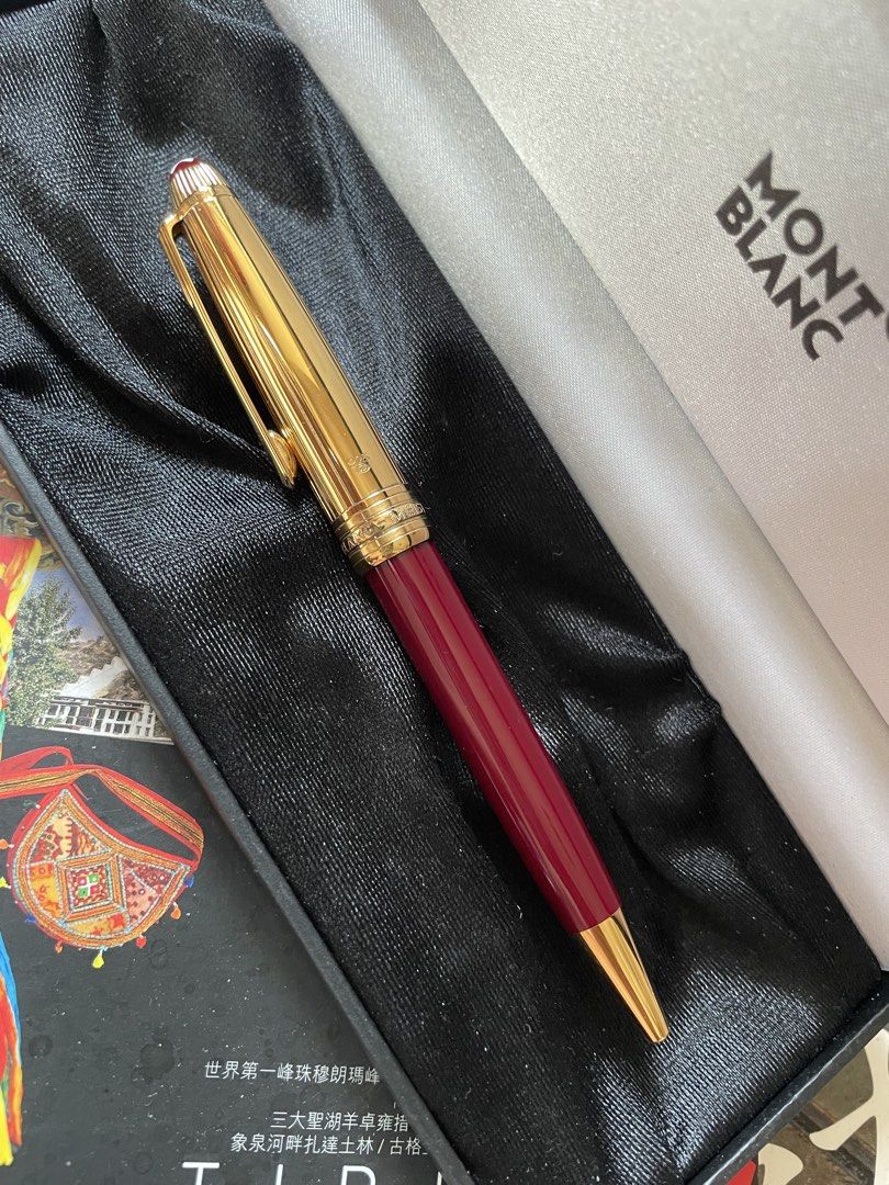 絕版 少有 酒紅色筆身鍍黃金筆套萬寶龍 Montblanc 164 標準裝原子筆，約九成多新有盒。 100% authentic rare Mont Blanc mesterstuck burgundy 164 gold plated cap standard size ballpoint pen , in good condition with box （分類：文具）位於 Hong Kong。 由 authenticGalleria 提交（商品編號 1456836842，圖片 3）。簡介： 絕版 少有 酒紅色筆身鍍黃金筆套萬寶龍 Montblanc 164 標準裝原子筆，約九成多新有盒。 100% authentic rare Mont Blanc mesterstuck burgundy 164 gold plated cap standard size ballpoint pen , in good condition with box 。