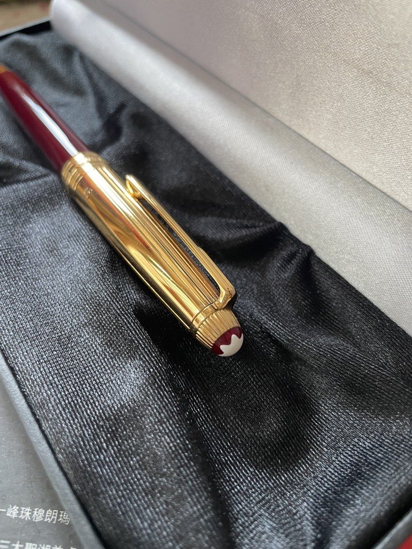 絕版 少有 酒紅色筆身鍍黃金筆套萬寶龍 Montblanc 164 標準裝原子筆，約九成多新有盒。 100% authentic rare Mont Blanc mesterstuck burgundy 164 gold plated cap standard size ballpoint pen , in good condition with box （分類：文具）位於 Hong Kong。 由 authenticGalleria 提交（商品編號 1456836842，圖片 2）。簡介： 絕版 少有 酒紅色筆身鍍黃金筆套萬寶龍 Montblanc 164 標準裝原子筆，約九成多新有盒。 100% authentic rare Mont Blanc mesterstuck burgundy 164 gold plated cap standard size ballpoint pen , in good condition with box 。