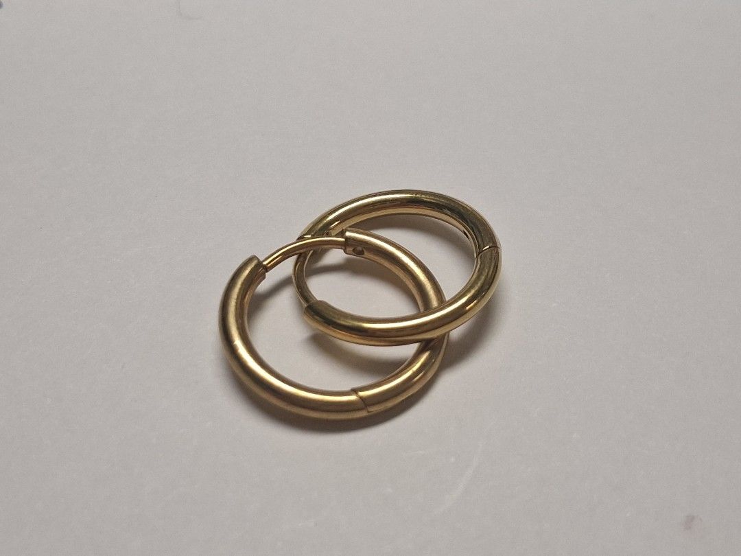 💛 全新 Brand New Yellow Gold Color Metal Simple Style Unisex Women Men Earring Women's Men's Earrings 黃金色 金黃色 金色 拋光 光面 反光 簡單 簡約 中性 男裝 男士 男 女裝 女士 女 粗身 闊身 厚身 圓形 圓圈 圓 圈 耳釘 耳圈 耳環 （分類：耳環）位於 Hong Kong。 由 scm.scm 提交（商品編號 1456900256，圖片 1）。簡介： 實物如圖，全新，簡約款式，外圈16mm，內圈13mm，闊2mm，純粹清屋平賣 $50 包平郵。 *不留貨，最快入錢者得。