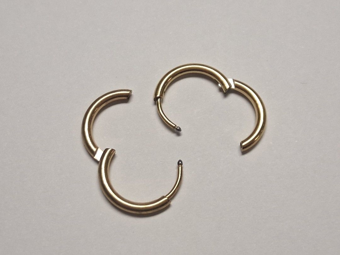 💛 全新 Brand New Yellow Gold Color Metal Simple Style Unisex Women Men Earring Women's Men's Earrings 黃金色 金黃色 金色 拋光 光面 反光 簡單 簡約 中性 男裝 男士 男 女裝 女士 女 粗身 闊身 厚身 圓形 圓圈 圓 圈 耳釘 耳圈 耳環 （分類：耳環）位於 Hong Kong。 由 scm.scm 提交（商品編號 1456900256，圖片 3）。簡介： 實物如圖，全新，簡約款式，外圈16mm，內圈13mm，闊2mm，純粹清屋平賣 $50 包平郵。 *不留貨，最快入錢者得。