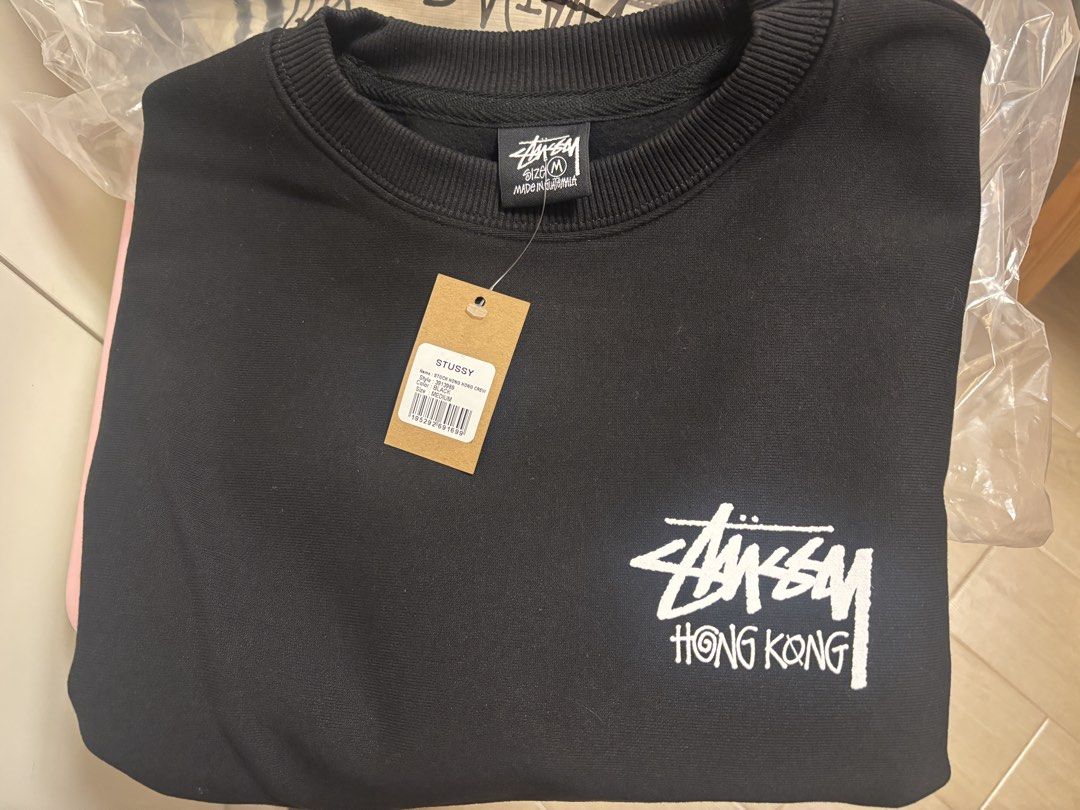 原價放 全新 Stussy 香港 限定 衞衣 M碼 Hoodies Hong Kong （分類：衛衣）位於 Hong Kong。 由 otelette 提交（商品編號 1456941088，圖片 1）。簡介： 全新Stussy黑色衞衣M碼 香港限定 2026年8月購自香港專門店 $1299 原價放 不用排隊！。