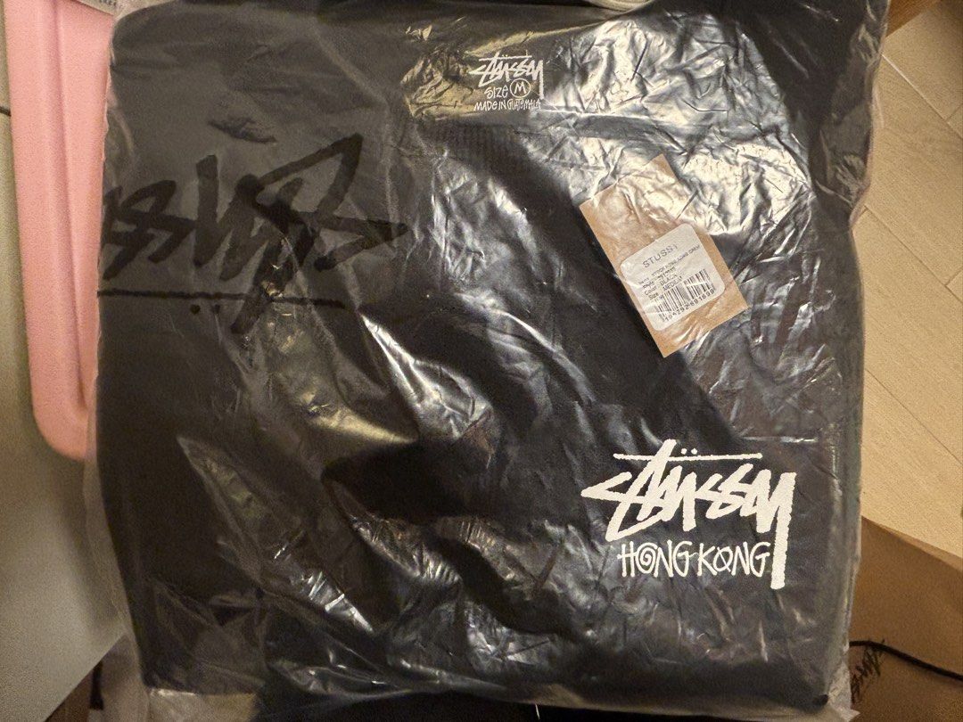 原價放 全新 Stussy 香港 限定 衞衣 M碼 Hoodies Hong Kong （分類：衛衣）位於 Hong Kong。 由 otelette 提交（商品編號 1456941088，圖片 2）。簡介： 全新Stussy黑色衞衣M碼 香港限定 2026年8月購自香港專門店 $1299 原價放 不用排隊！。