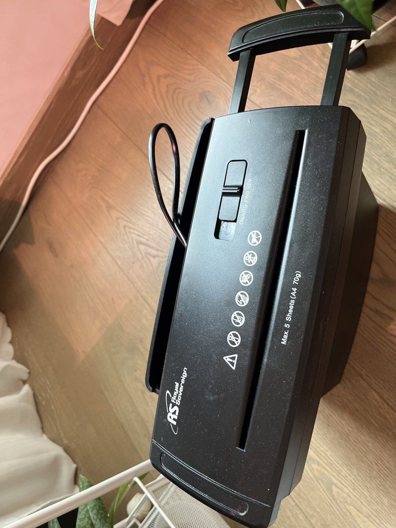 A4 電動碎紙機 （分類：商務用科技產品）位於 Hong Kong。 由 jeansey.stone 提交（商品編號 1456945360，圖片 3）。簡介： A4 電動碎紙機 黑色 每次最多 5 張 A4 紙 (70gsm) ON/AUTO/FWD/REV 操作模式 狀況良好，功能正常。