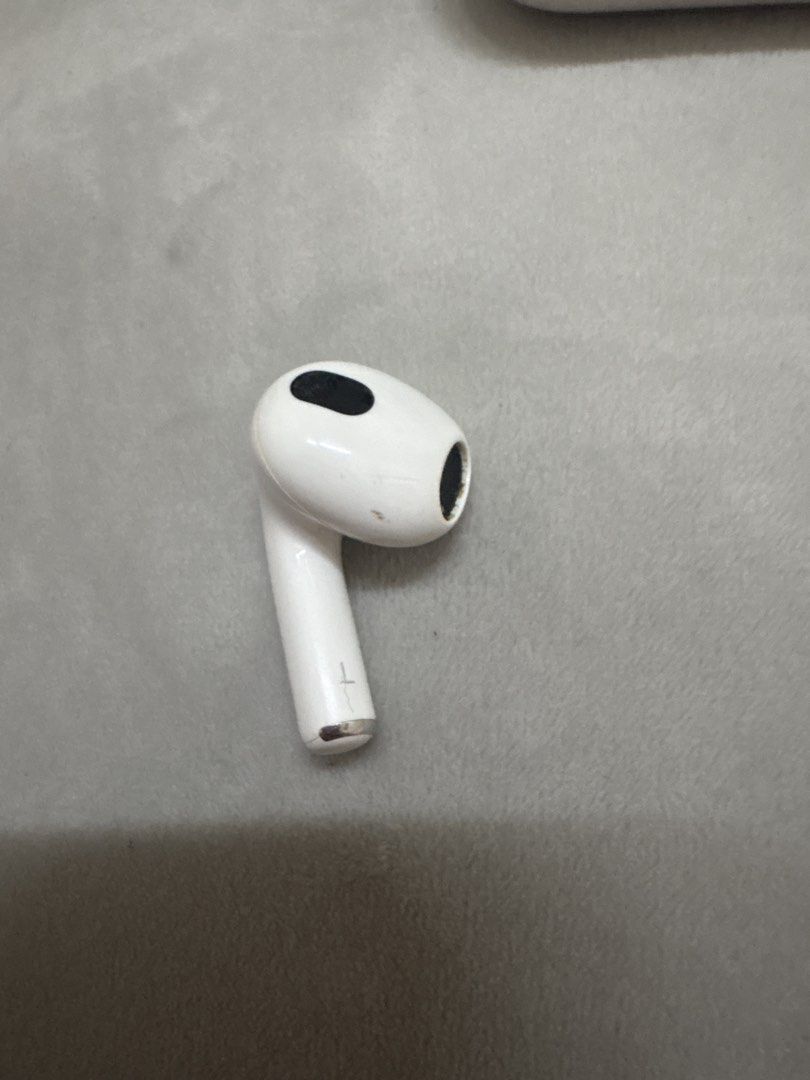 Airpods Gen 3 (Category: Earphones) located in Manila. Submitted by alyannaros79007 (Listing ID 1456920480, Image 2). Description: - missing Right Bud - Can do separate part/tingi.