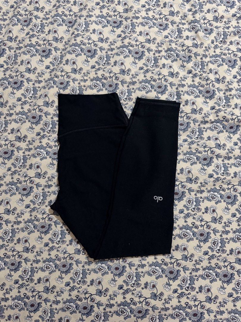 Alo leggings (Category: Activewear) located in Manila. Submitted by dodebelen (Listing ID 1456789775, Image 3). Description: Alosoft High-Waist 7/8 Highlight Legging Original Price ₱8,300 Still available in stores Size M.