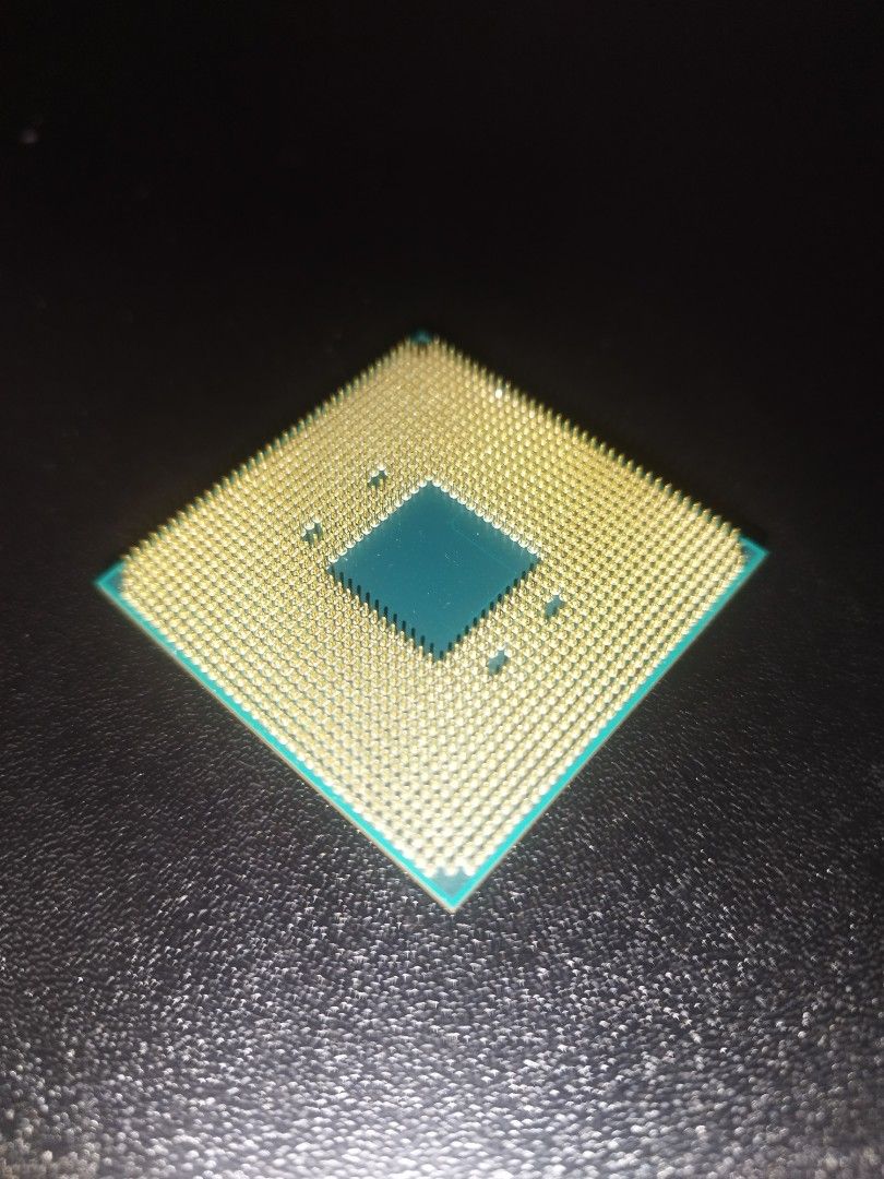 AMD Athlon 200GE (Category: Computer Parts) located in Manila. Submitted by senn_sway (Listing ID 1456918533, Image 1). Description: Used Processor Condition: - No Bent Pins - Grey stains are due to thermal paste applied before, it can easily be removed by using isopropyl alcohol (70%) Location: Western Bicutan Can do meet up.