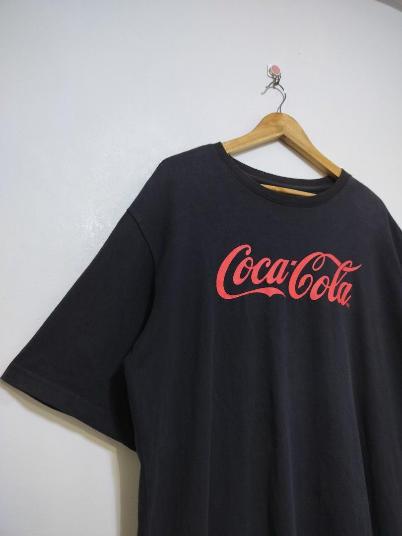 Anta x Coca Cola Embossed Logo (Category: Tshirts & Polo Shirts ) located in Taguig. Submitted by thriftybounce (Listing ID 1456920132, Image 2). Description: Fit : XL Width : 24 Length : 27.5-28 Color Rate : 9.5/10 Issue : None.