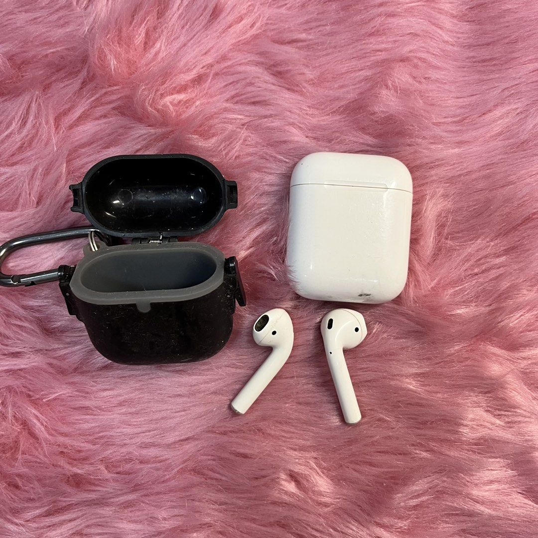 Apple AirPods 2nd Gen with Charging Case and Protective Case (Category: Earphones) located in Caloocan City. Submitted by lovedbychin_ (Listing ID 1456911958, Image 1). Description: - Apple AirPods 2nd Generation - Original white charging case included - Bonus black protective silicone case with carabiner clip - Minor scuffs present on charging case Issue Madali na po malowbatt mga 30mins nlng po Get it if you want po TY.