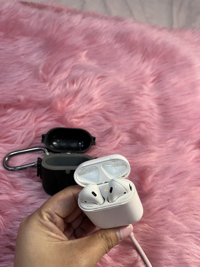 Apple AirPods 2nd Gen with Charging Case and Protective Case (Category: Earphones) located in Caloocan City. Submitted by lovedbychin_ (Listing ID 1456911958, Image 3). Description: - Apple AirPods 2nd Generation - Original white charging case included - Bonus black protective silicone case with carabiner clip - Minor scuffs present on charging case Issue Madali na po malowbatt mga 30mins nlng po Get it if you want po TY.
