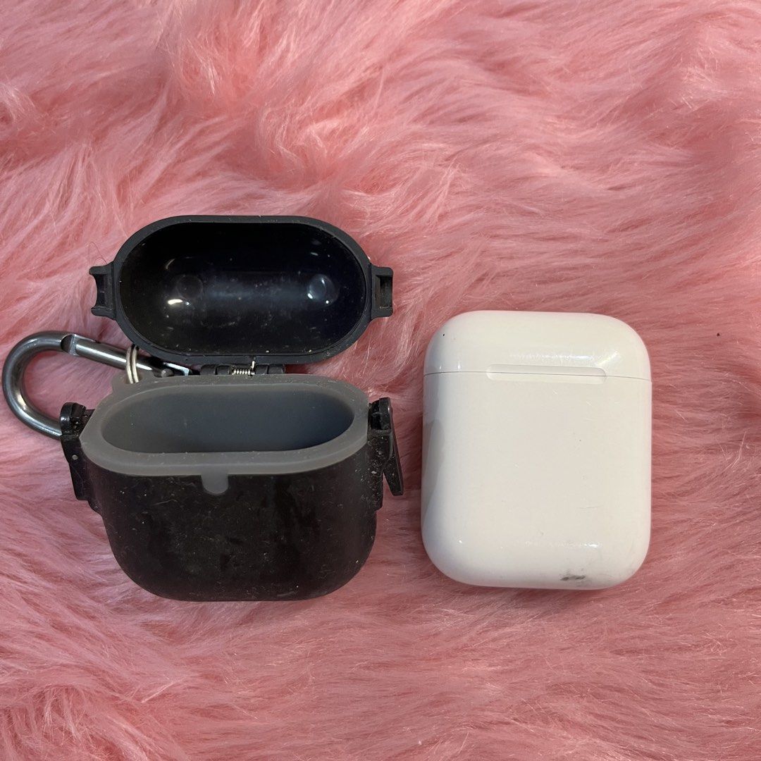 Apple AirPods 2nd Gen with Charging Case and Protective Case (Category: Earphones) located in Caloocan City. Submitted by lovedbychin_ (Listing ID 1456911958, Image 2). Description: - Apple AirPods 2nd Generation - Original white charging case included - Bonus black protective silicone case with carabiner clip - Minor scuffs present on charging case Issue Madali na po malowbatt mga 30mins nlng po Get it if you want po TY.