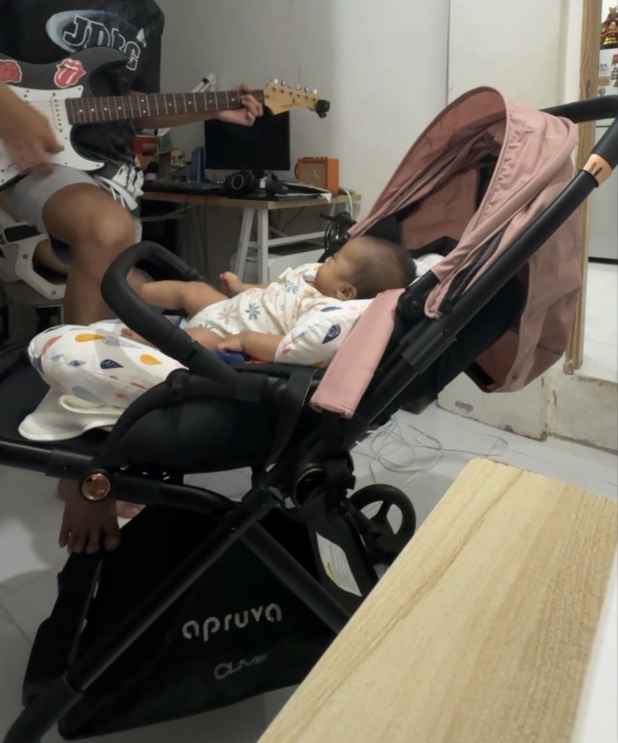 APRUVA REVERSIBLE STROLLER (Category: Strollers) located in Manila. Submitted by svelarde (Listing ID 1456823733, Image 3). Description: Only used inside the house. Never been taken outside. Can pass like new. Minor scratch.