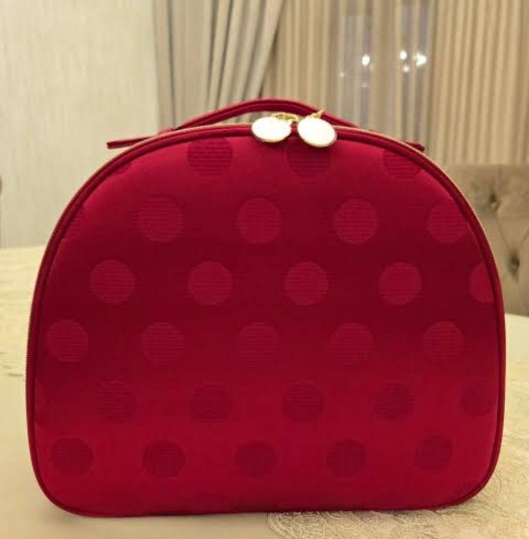 Auth Estee Lauder Make up Bag (Category: Makeup) located in Batangas. Submitted by usline.20.18 (Listing ID 1456836740, Image 2). Description: Bought in US.