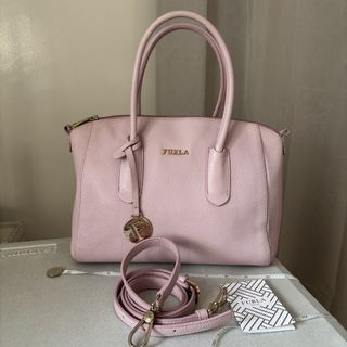 (Category: ) located in . Submitted by vaultedlovecloset (Listing ID 1456864740, Image 1). Description: .