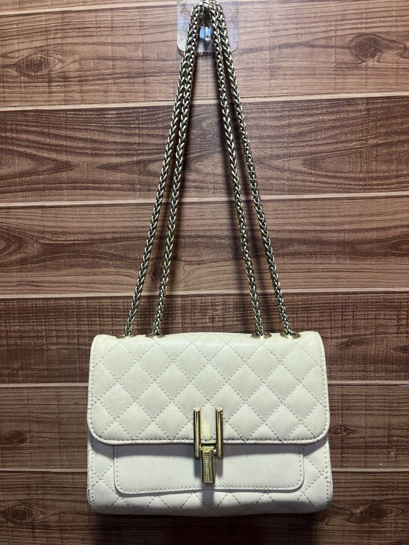 Bag (Category: Shoulder Bags) located in Paranaque City. Submitted by shop.caramel (Listing ID 1456908665, Image 3). Description: .