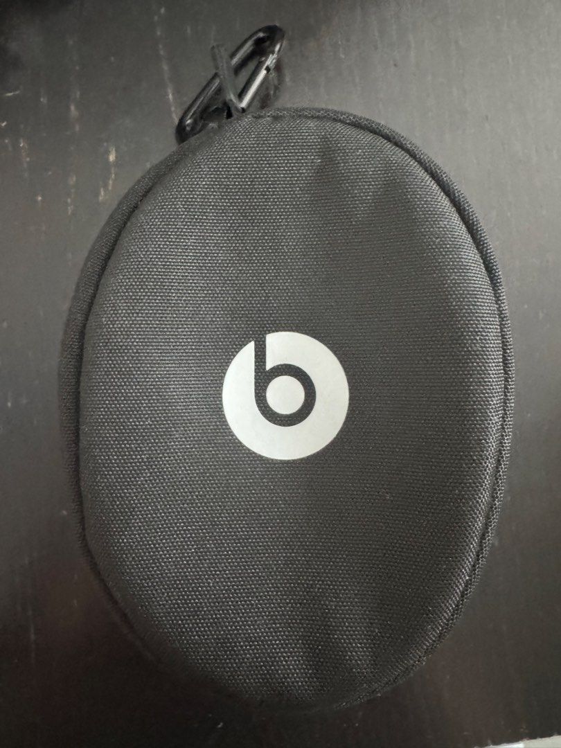 Beats Solo3 白色無線頭戴式耳機 （分類：耳機）位於 Hong Kong。 由 nineteenkangarooes 提交（商品編號 1456831167，圖片 3）。簡介： 連收納袋 。