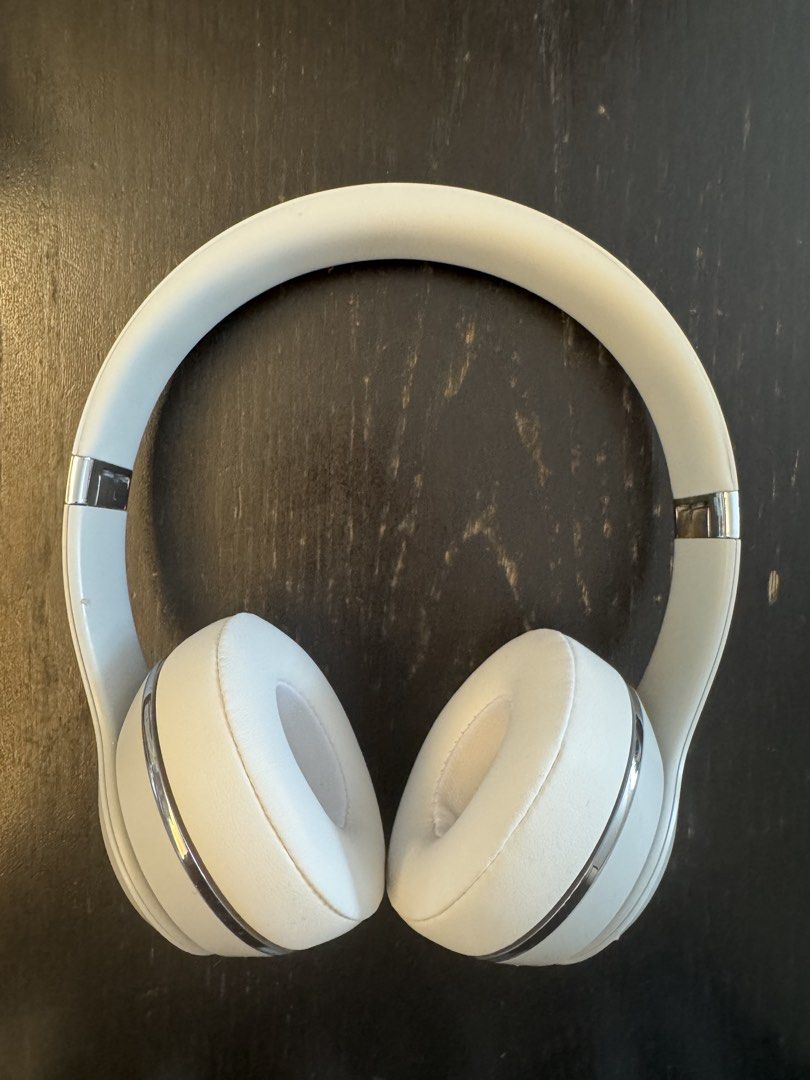 Beats Solo3 白色無線頭戴式耳機 （分類：耳機）位於 Hong Kong。 由 nineteenkangarooes 提交（商品編號 1456831167，圖片 1）。簡介： 連收納袋 。
