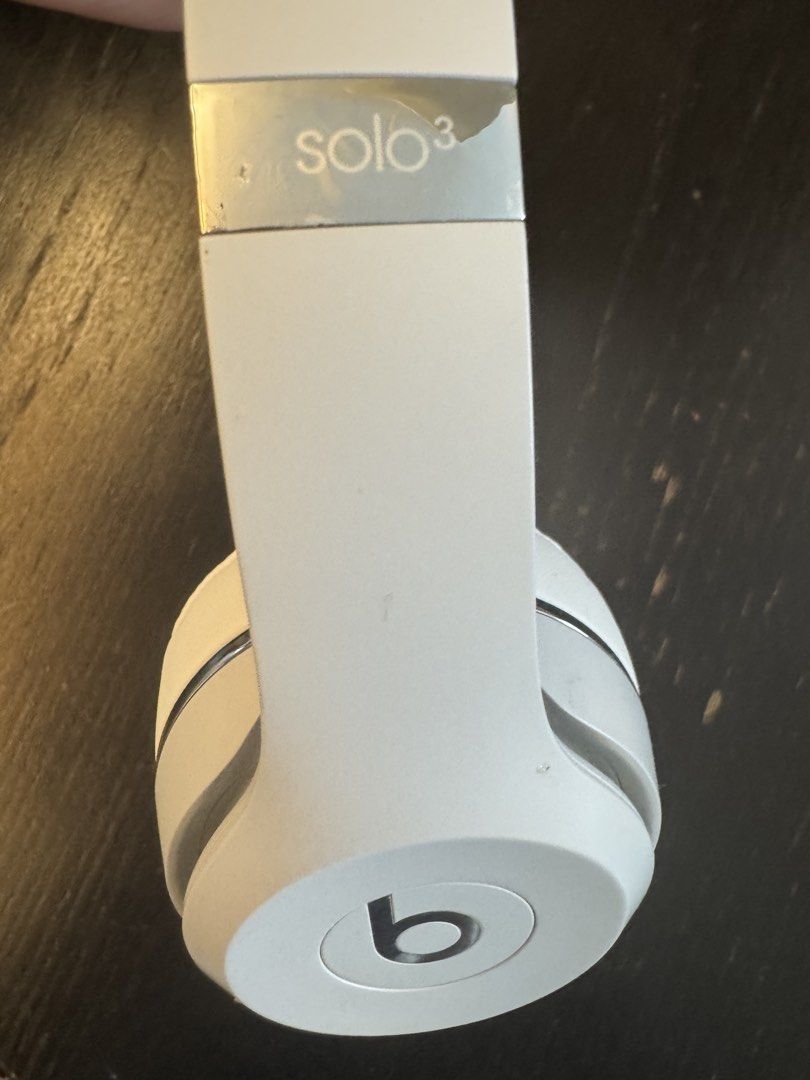 Beats Solo3 白色無線頭戴式耳機 （分類：耳機）位於 Hong Kong。 由 nineteenkangarooes 提交（商品編號 1456831167，圖片 2）。簡介： 連收納袋 。