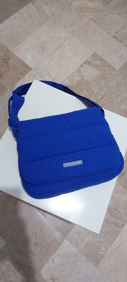 Beyond The Vines Puffer Pouch Bag - Blue (Category: Purses & Pouches) located in Manila. Submitted by deqluttering (Listing ID 1456883854, Image 3). Description: - Brand: Beyond The Vines - Item: Puffer Pouch Bag - Color: Blue - Includes: Original dust bag - Features: Lightweight and stylish1.