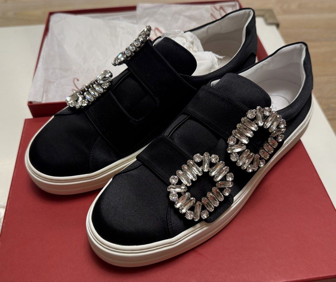 Brandnew RV sneaky Viv satin shoes 38 （分類：鞋及波鞋）位於 Hong Kong。 由 missyart 提交（商品編號 1456878358，圖片 1）。簡介： Brandner Satin double buckles Roger Vivier sneaky viv sneakers. Comfortable and stylish. 全新RV 水晶波鞋38號，好好襯衫好舒服，有興趣請聯絡！。