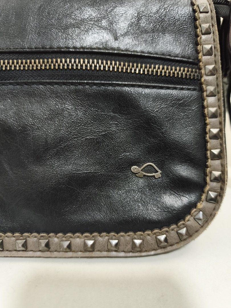 CARPISA SLING ITALY (Category: Cross-body Bags) located in Quezon City. Submitted by gametz (Listing ID 1456784884, Image 2). Description: ORIGINAL ITEM CARPISA Italy sling bag - excellent condition - pure genuine leather -designed in ITALY - NO ISSUE - unisex.