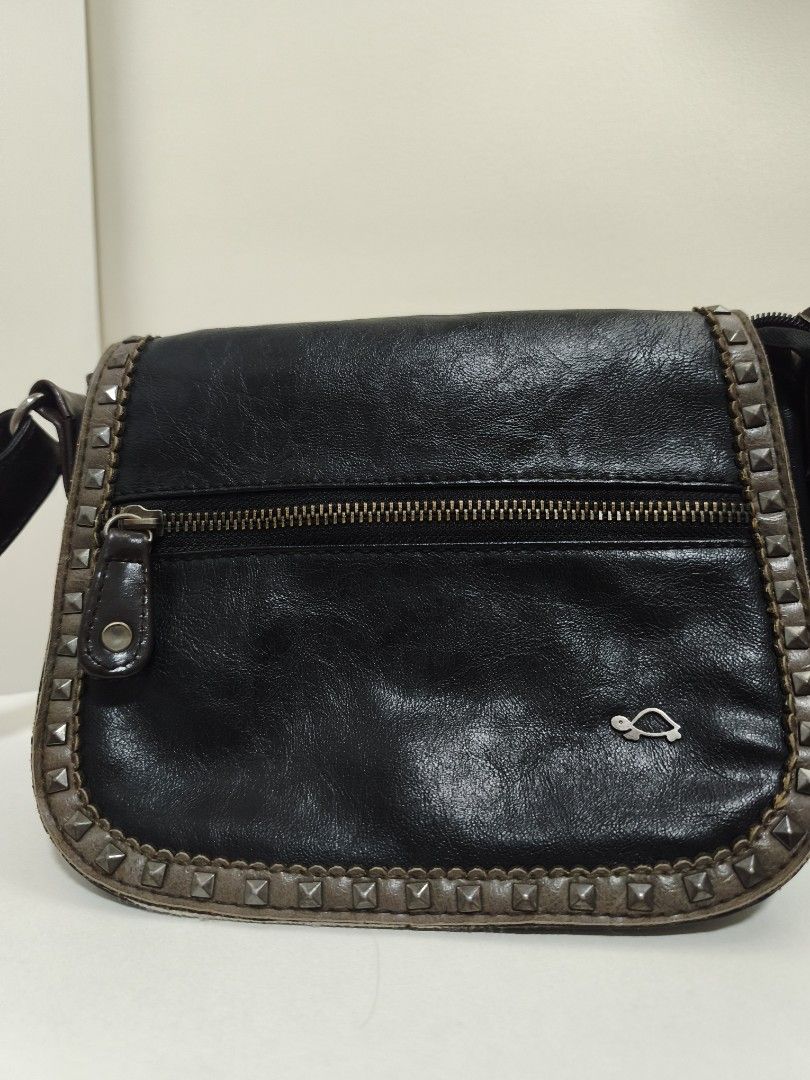 CARPISA SLING ITALY (Category: Cross-body Bags) located in Quezon City. Submitted by gametz (Listing ID 1456784884, Image 1). Description: ORIGINAL ITEM CARPISA Italy sling bag - excellent condition - pure genuine leather -designed in ITALY - NO ISSUE - unisex.