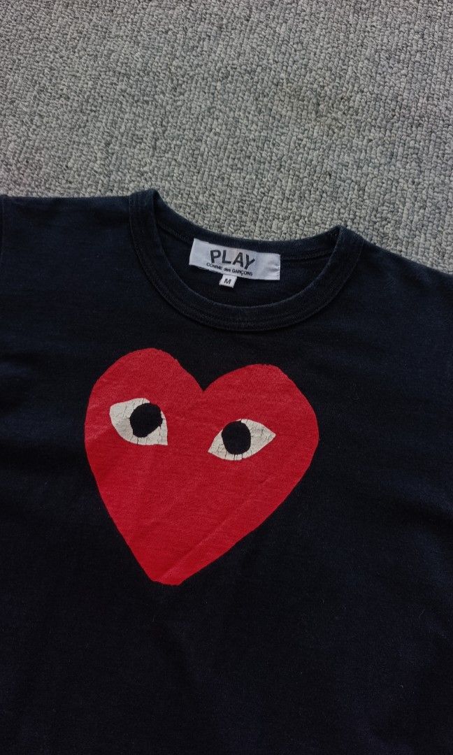 CDG,GOOD CONDITION ISSUE ON WHITE PRINT MINIMAL CRACKLINES, authentic (Category: Luxury Apparel) located in Tumauini. Submitted by patricktag49926 (Listing ID 1456898786, Image 2). Description: .