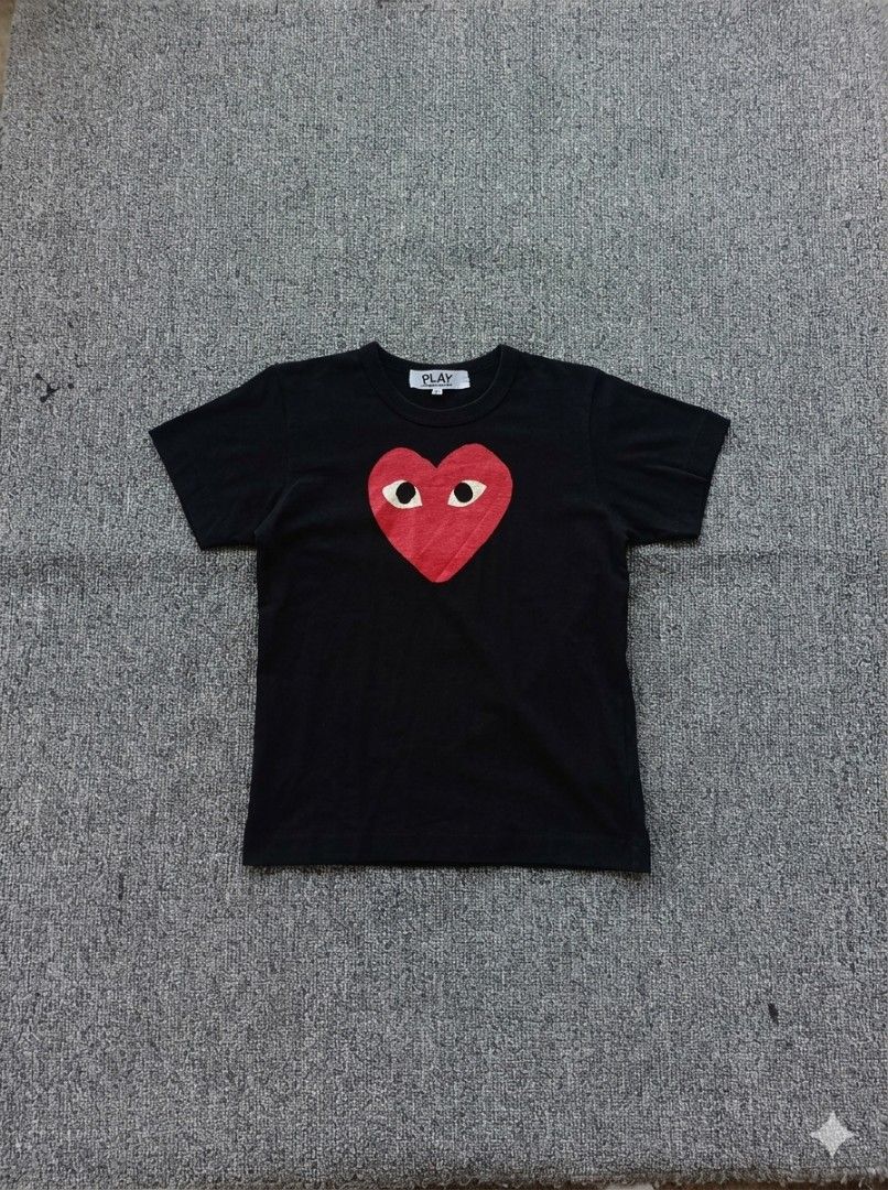 CDG,GOOD CONDITION ISSUE ON WHITE PRINT MINIMAL CRACKLINES, authentic (Category: Luxury Apparel) located in Tumauini. Submitted by patricktag49926 (Listing ID 1456898786, Image 1). Description: .