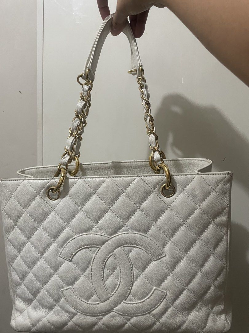 Chanel Gst (Category: Luxury Bags & Wallets) located in General Trias. Submitted by cris4 (Listing ID 1456783322, Image 1). Description: Gst below 100k✔️✔️✔️ Series 12 GHW (with slight discoloration) series 12 (holo intact) Caviar leather Comes with dustbag and entrupy .